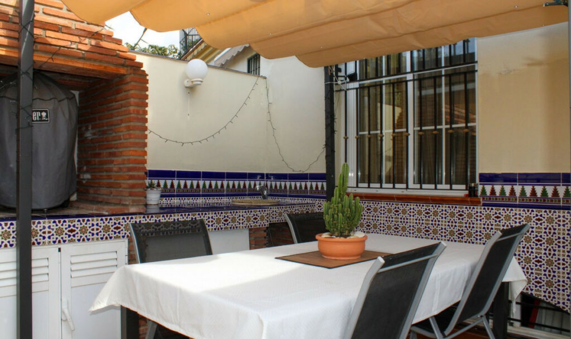 Resale - House -
Nerja