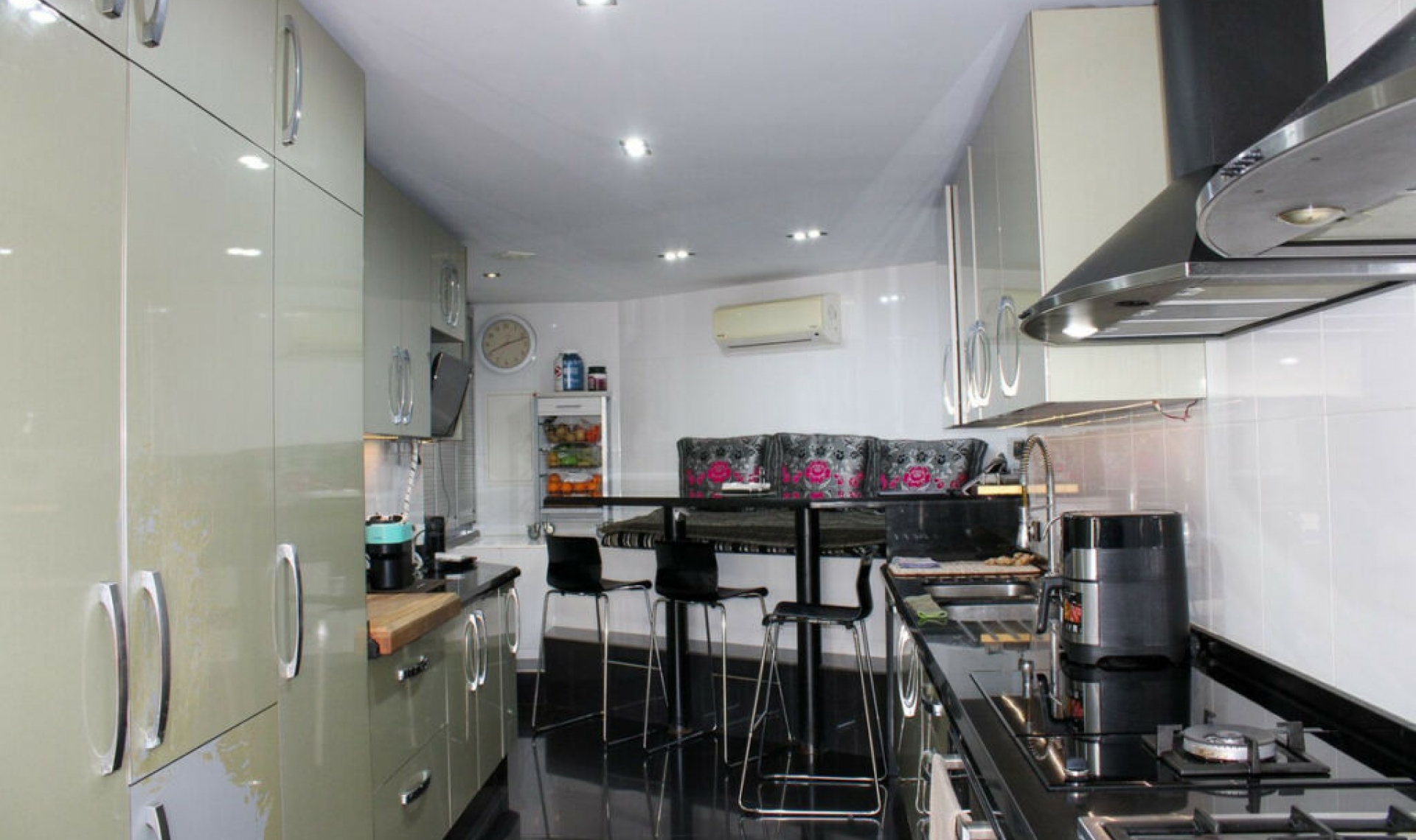 Resale - House -
Nerja