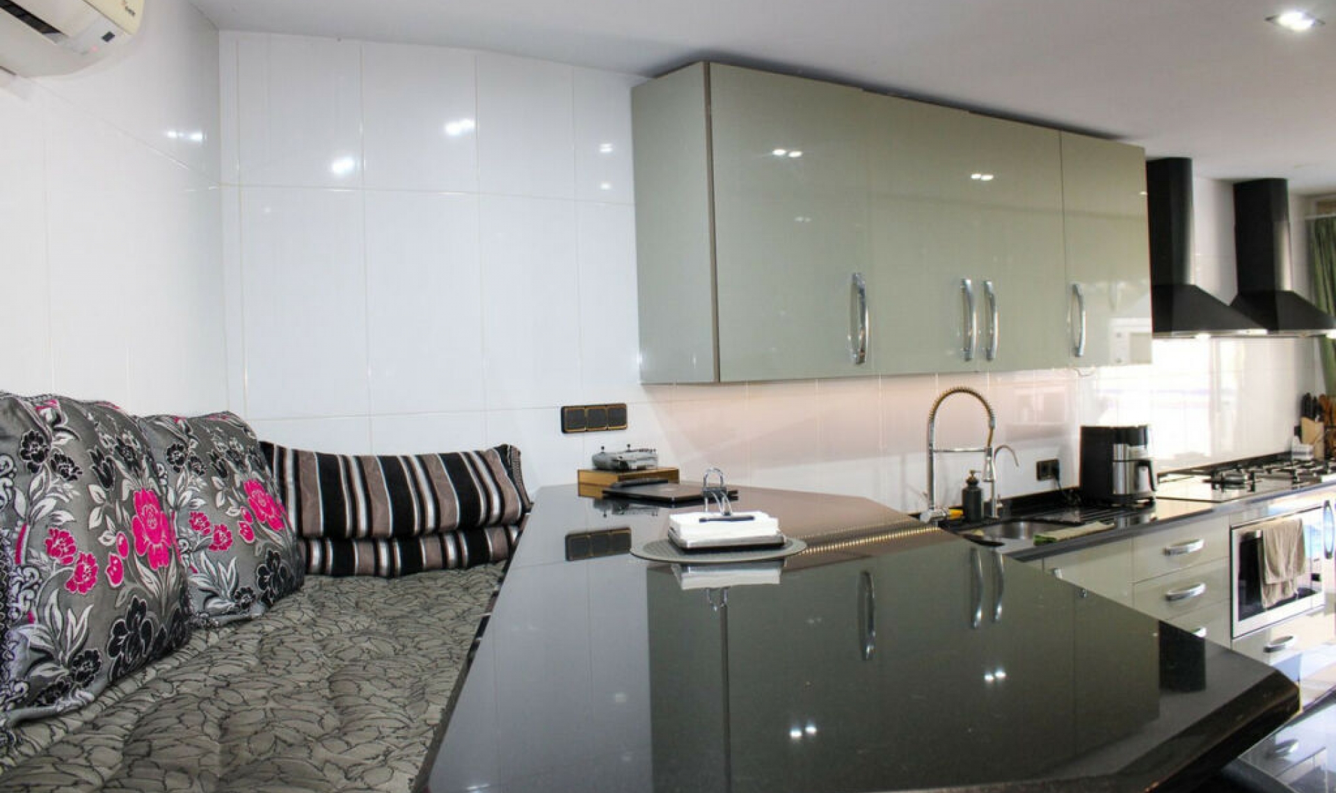 Resale - House -
Nerja