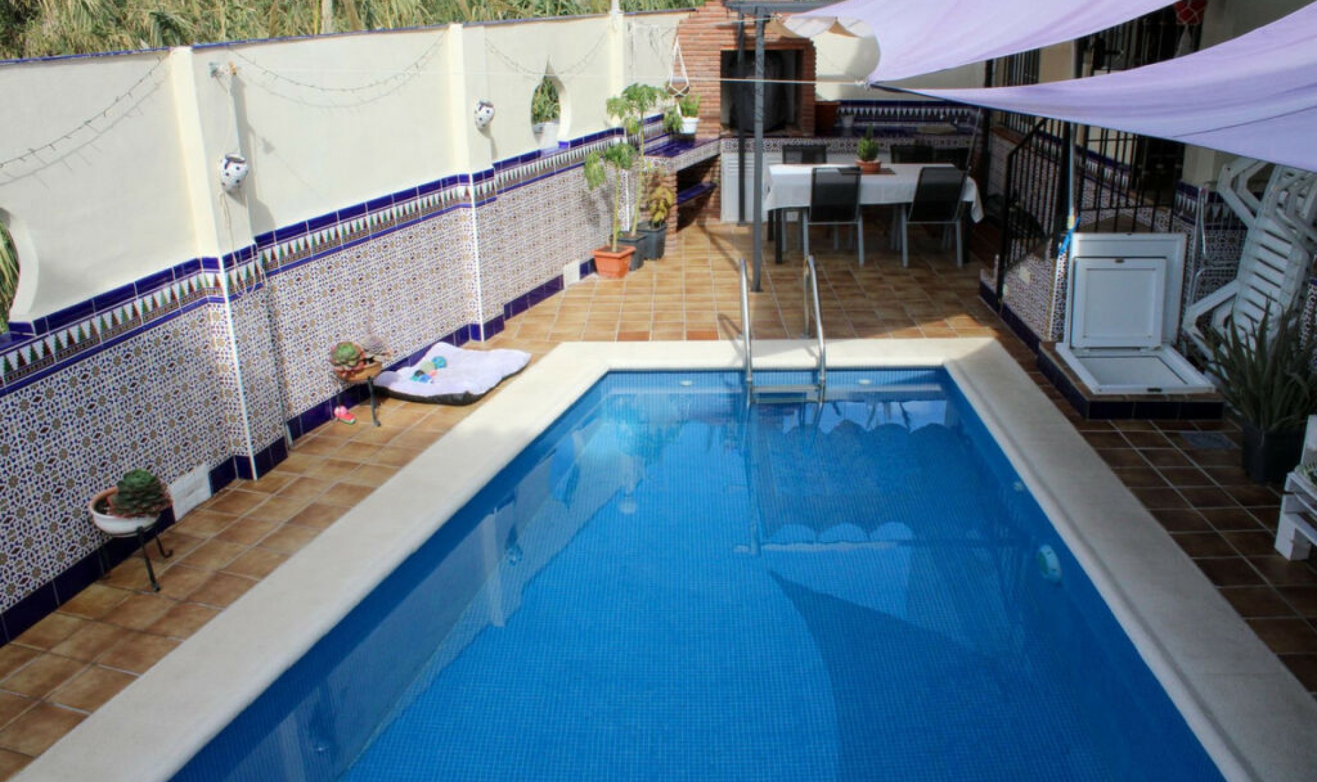 Resale - House -
Nerja