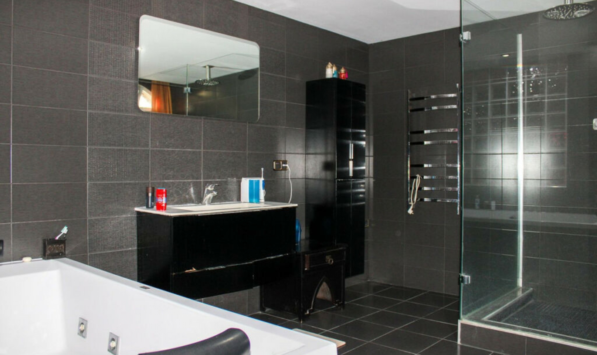 Resale - House -
Nerja