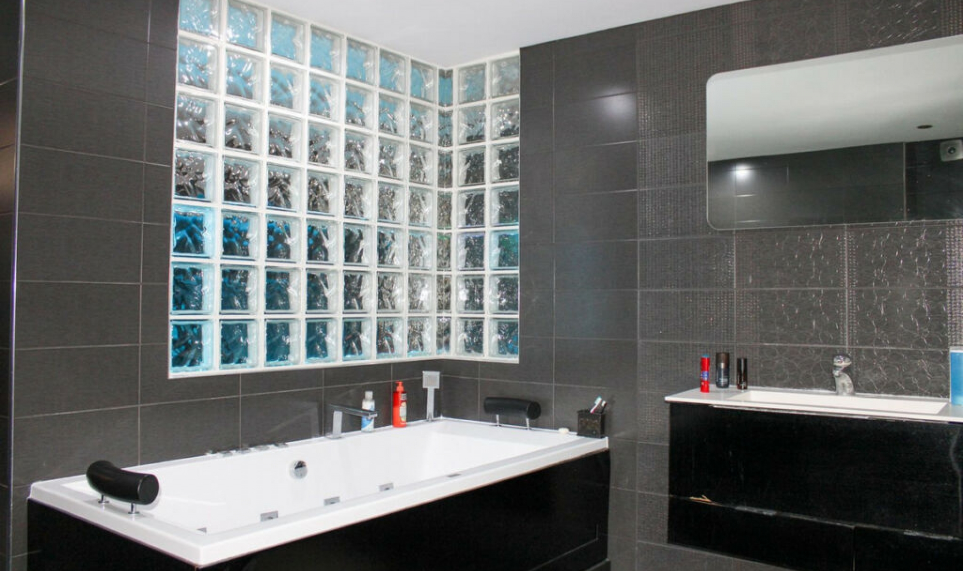 Resale - House -
Nerja