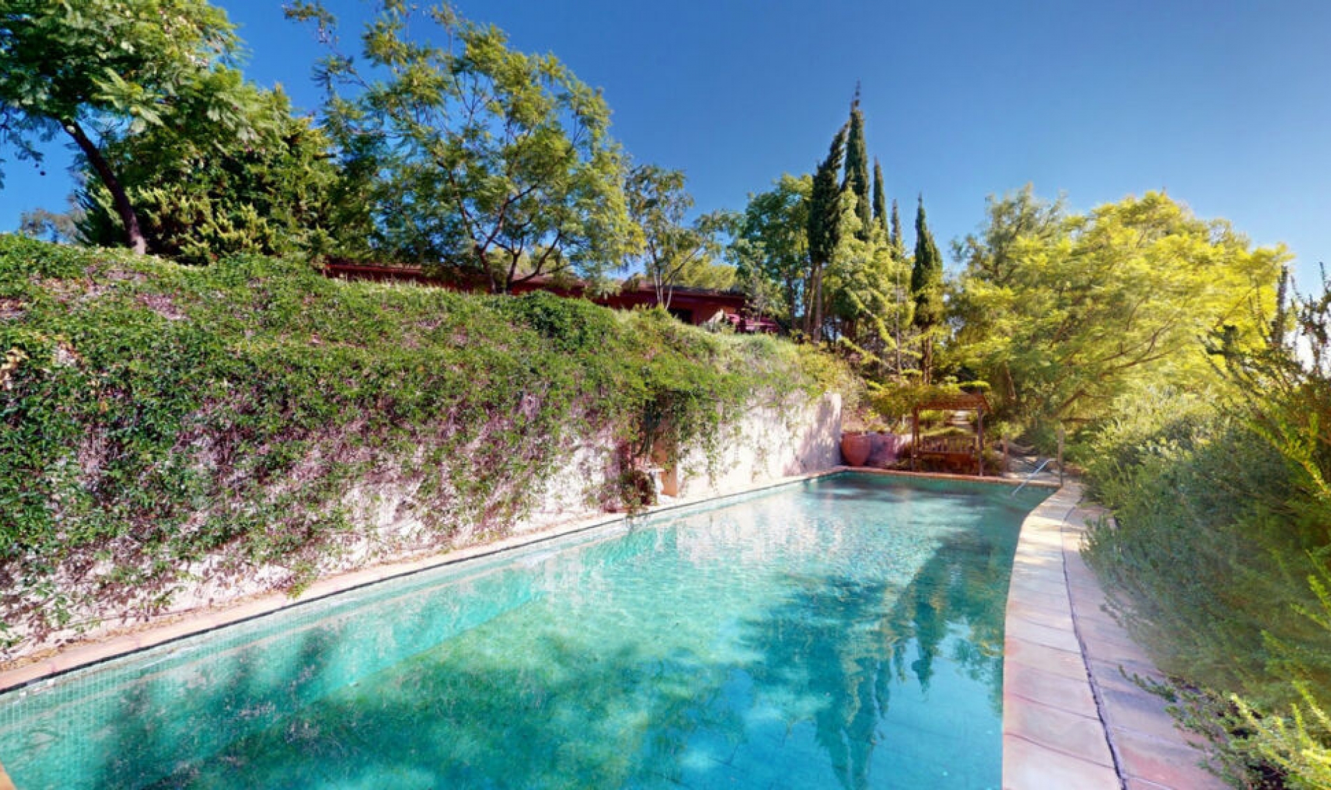 Resale - House -
Nerja