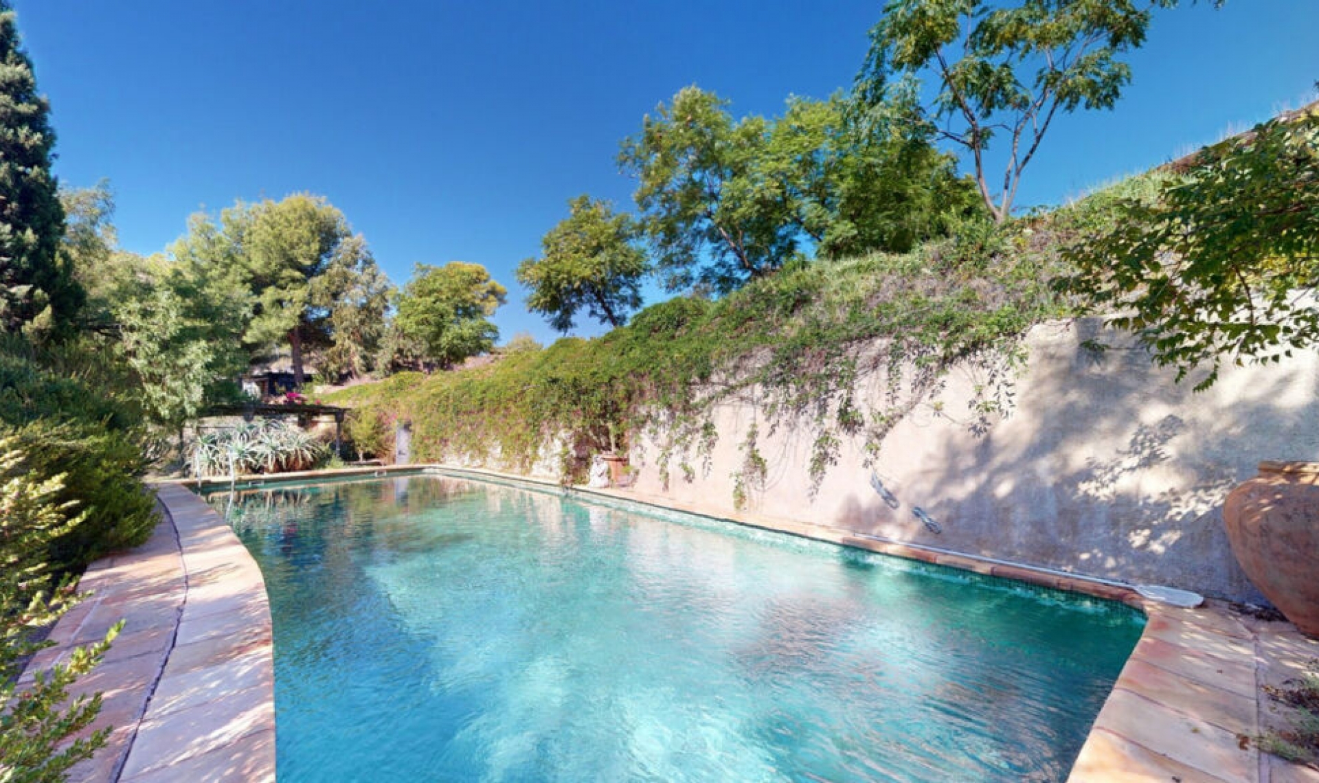 Resale - House -
Nerja