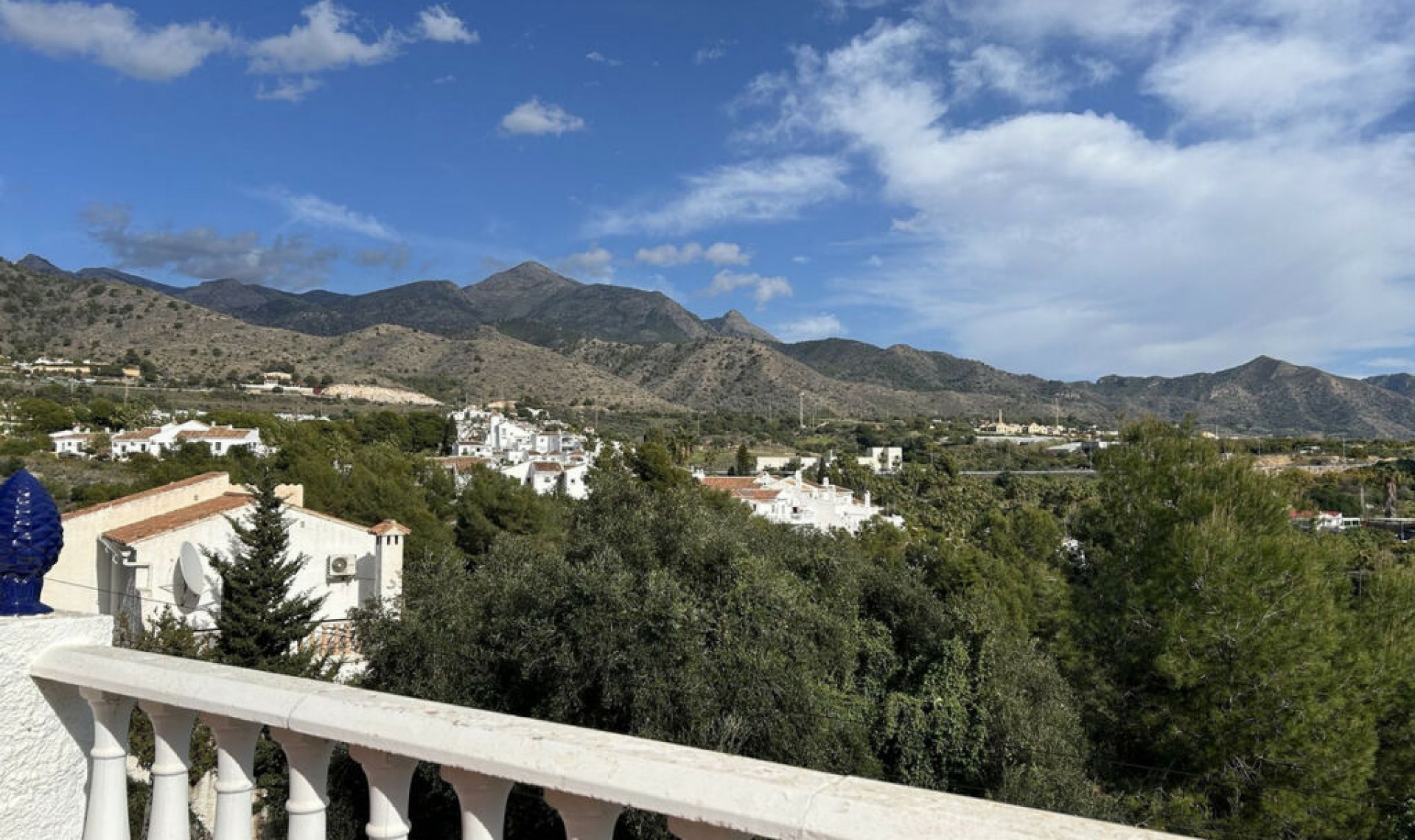 Resale - House -
Nerja