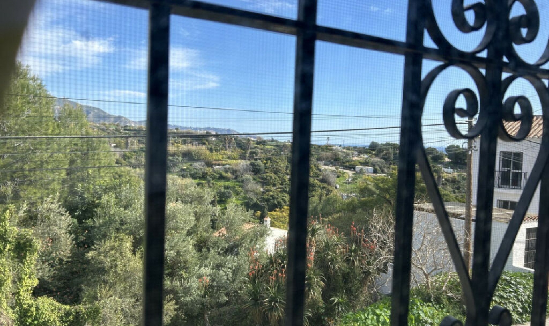 Resale - House -
Nerja