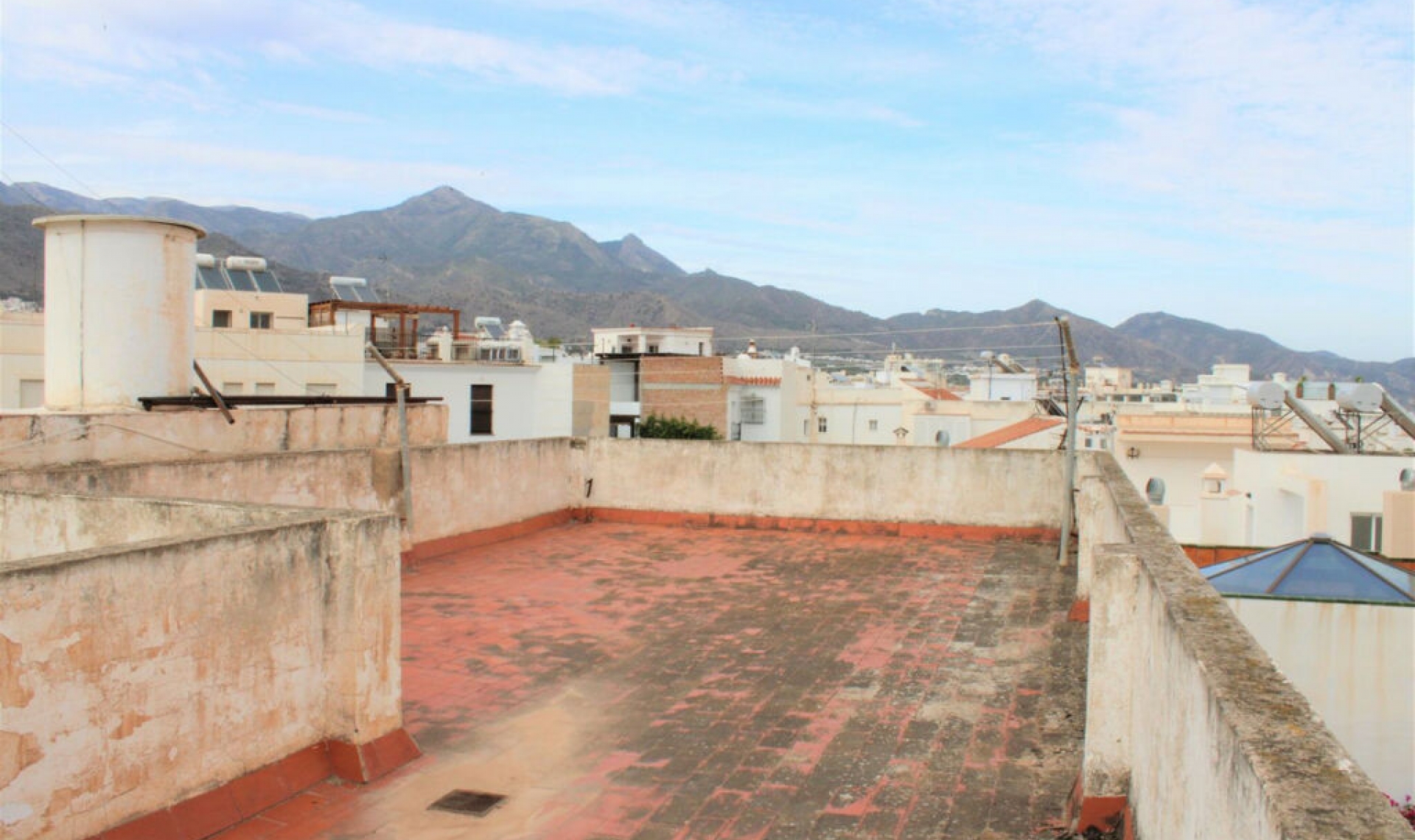 Resale - House -
Nerja