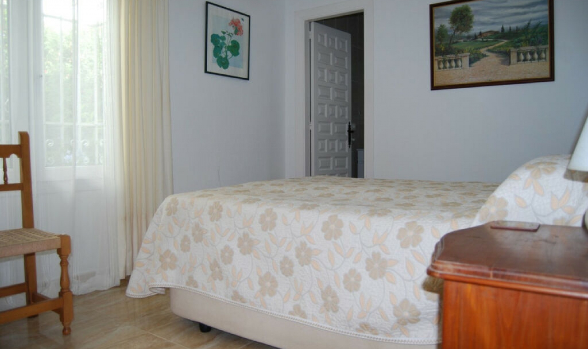 Resale - House -
Nerja
