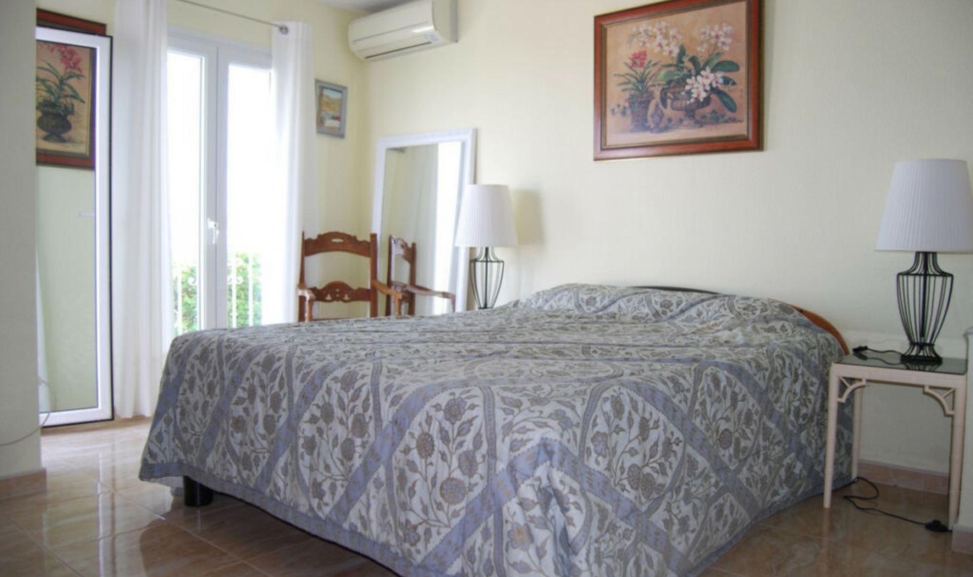 Resale - House -
Nerja