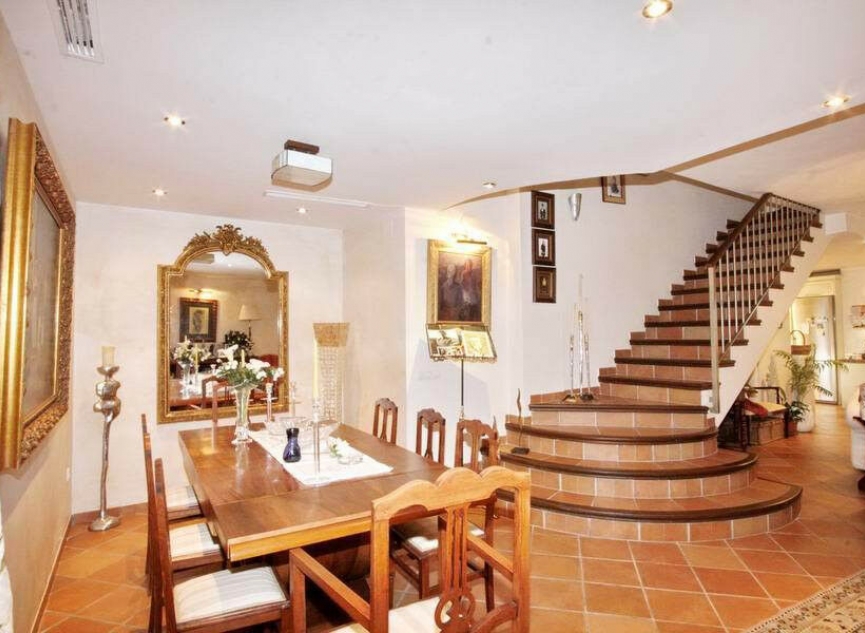 Resale - House -
Nerja