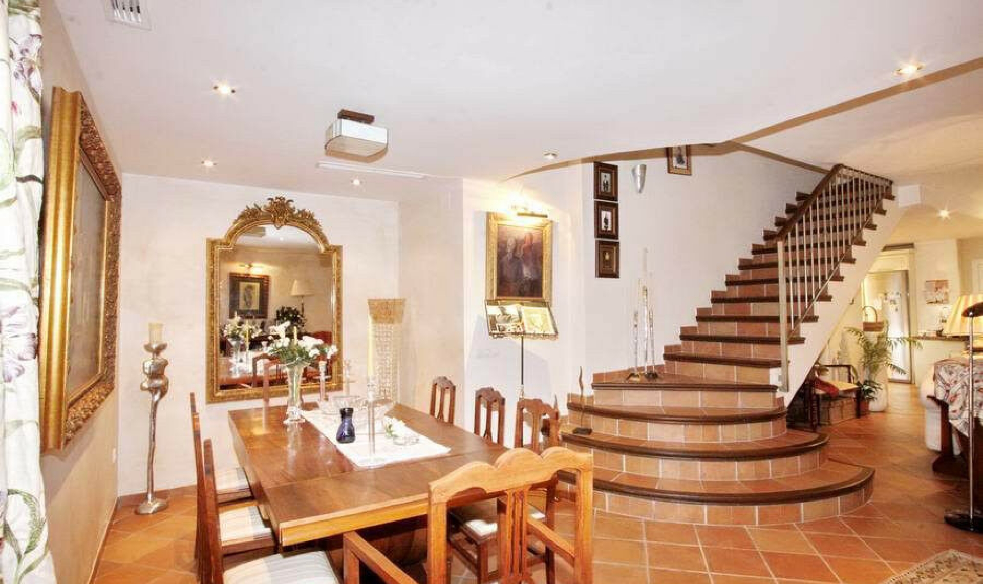 Resale - House -
Nerja