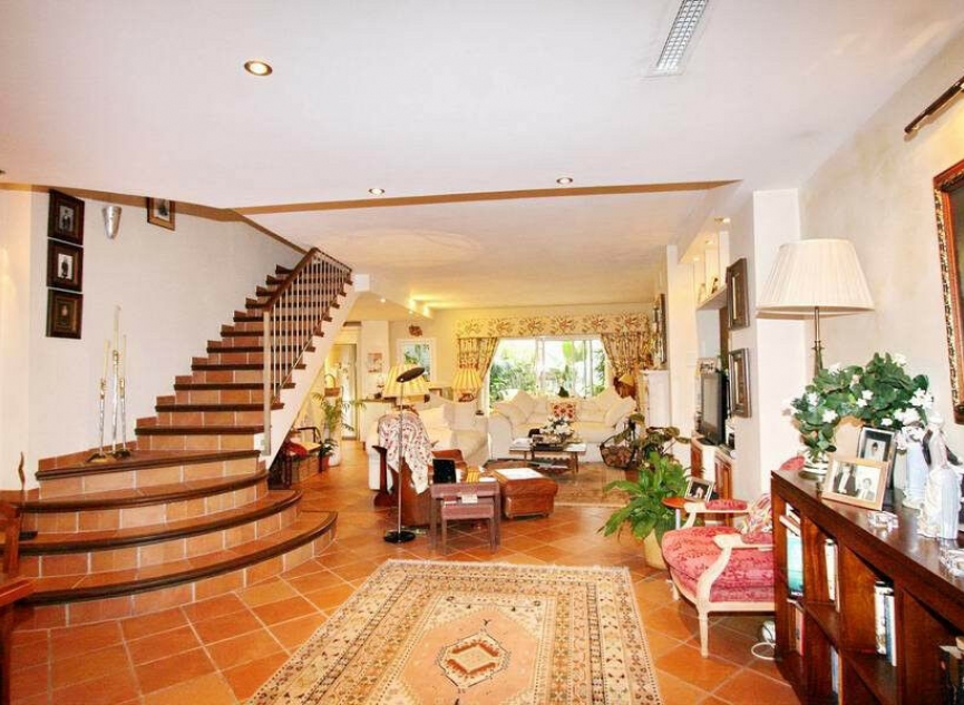 Resale - House -
Nerja