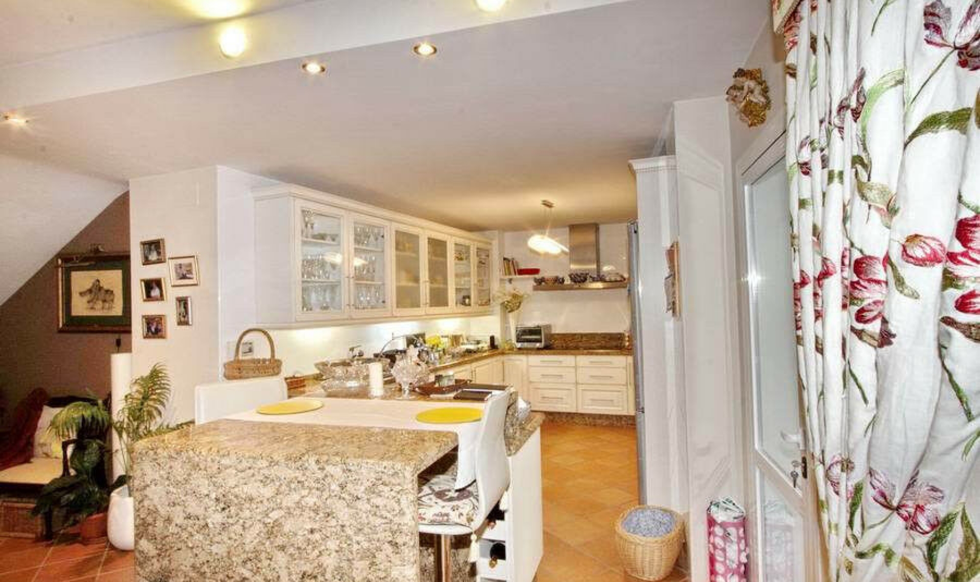 Resale - House -
Nerja