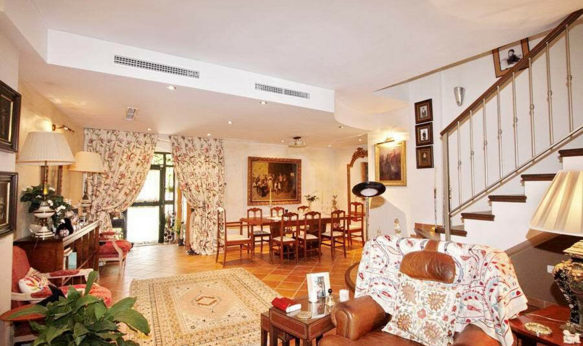 Resale - House -
Nerja