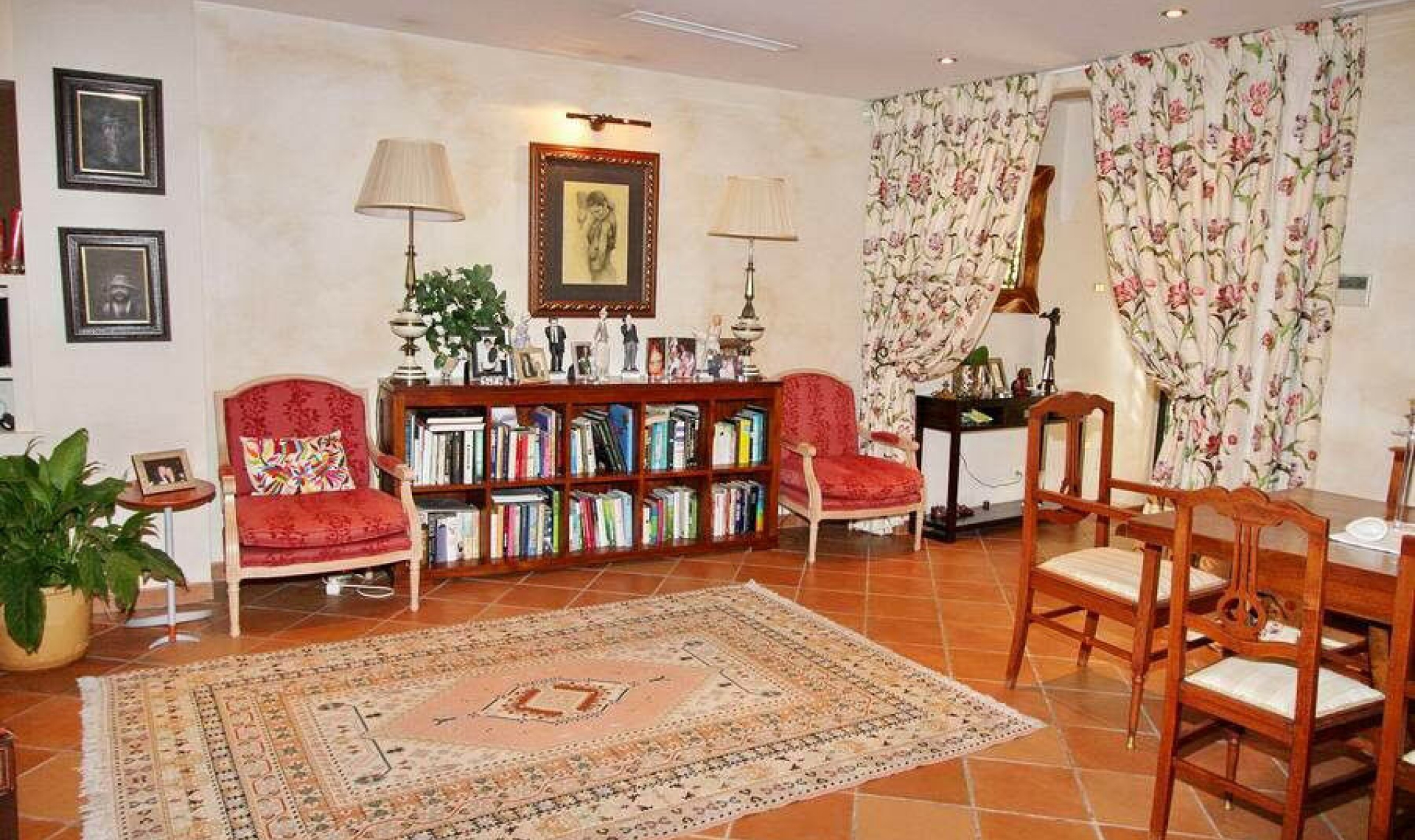 Resale - House -
Nerja