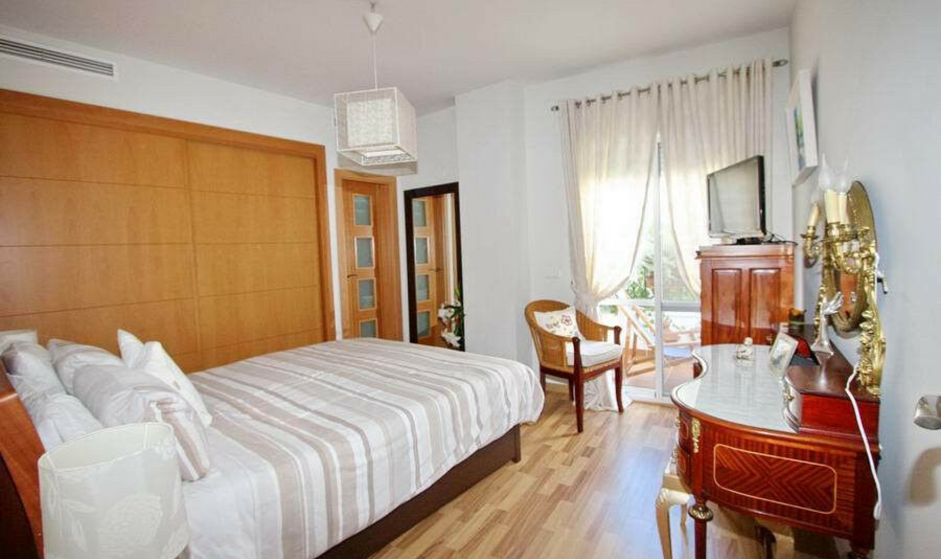 Resale - House -
Nerja