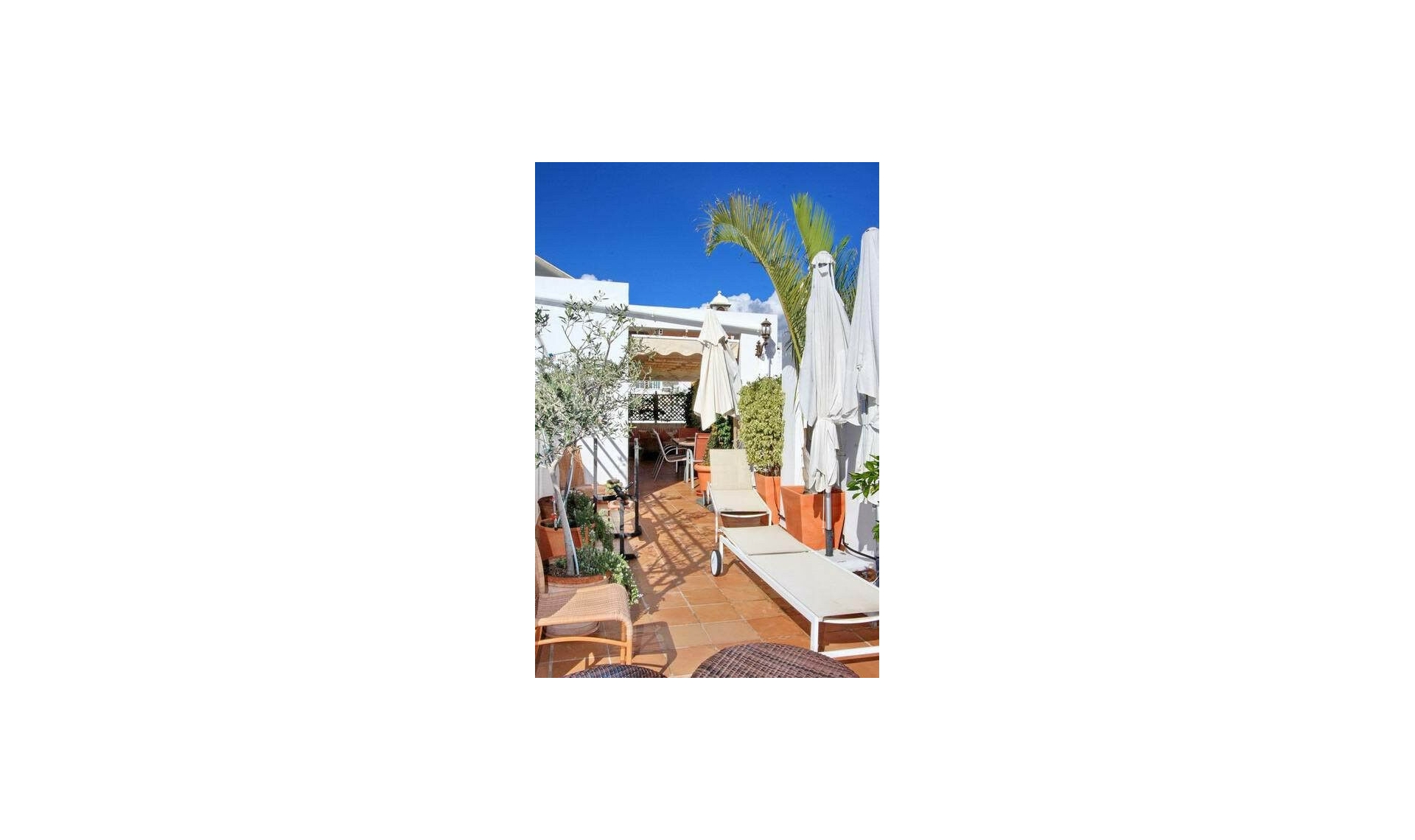 Resale - House -
Nerja