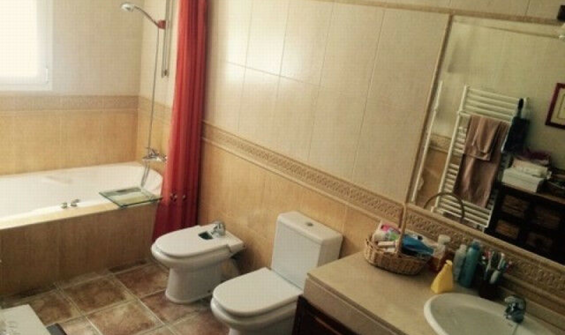 Resale - House -
Nerja