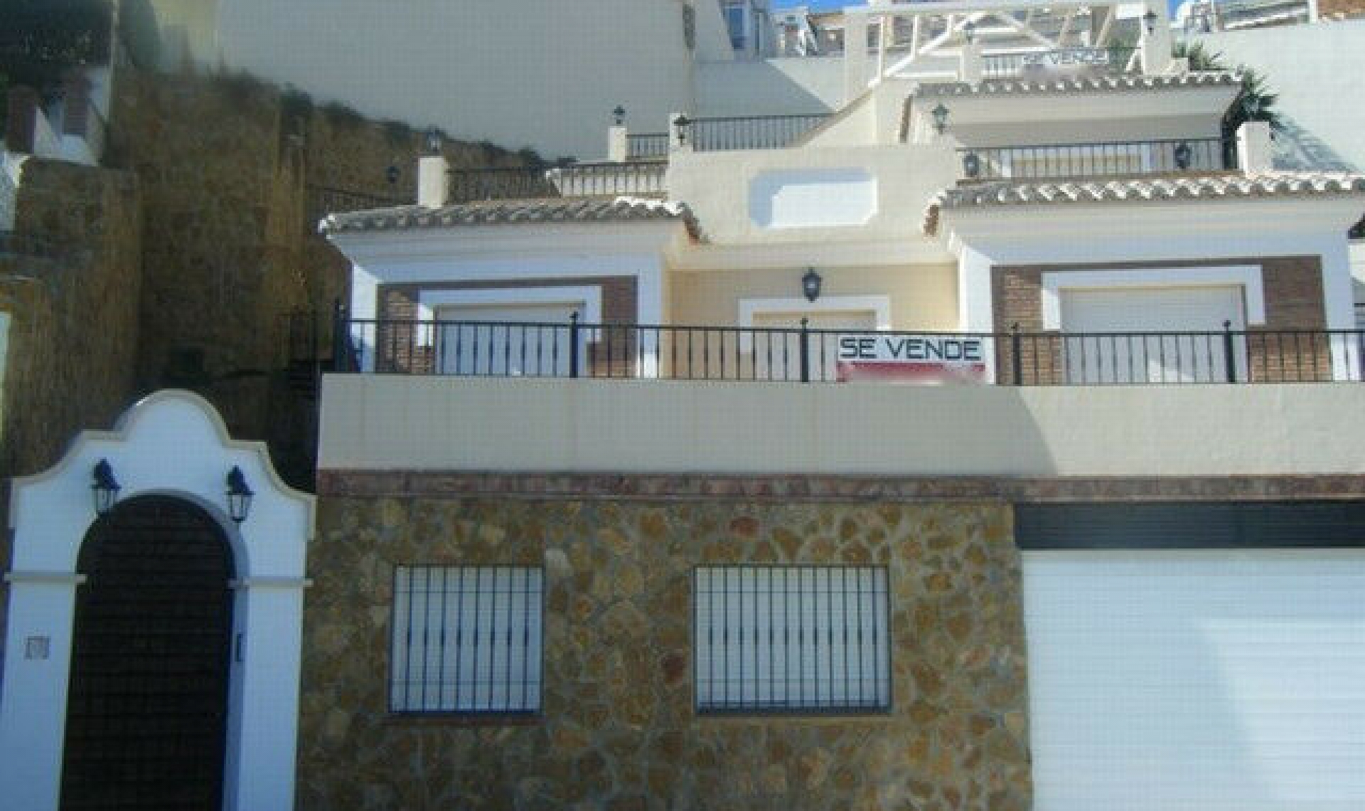 Resale - House -
Nerja