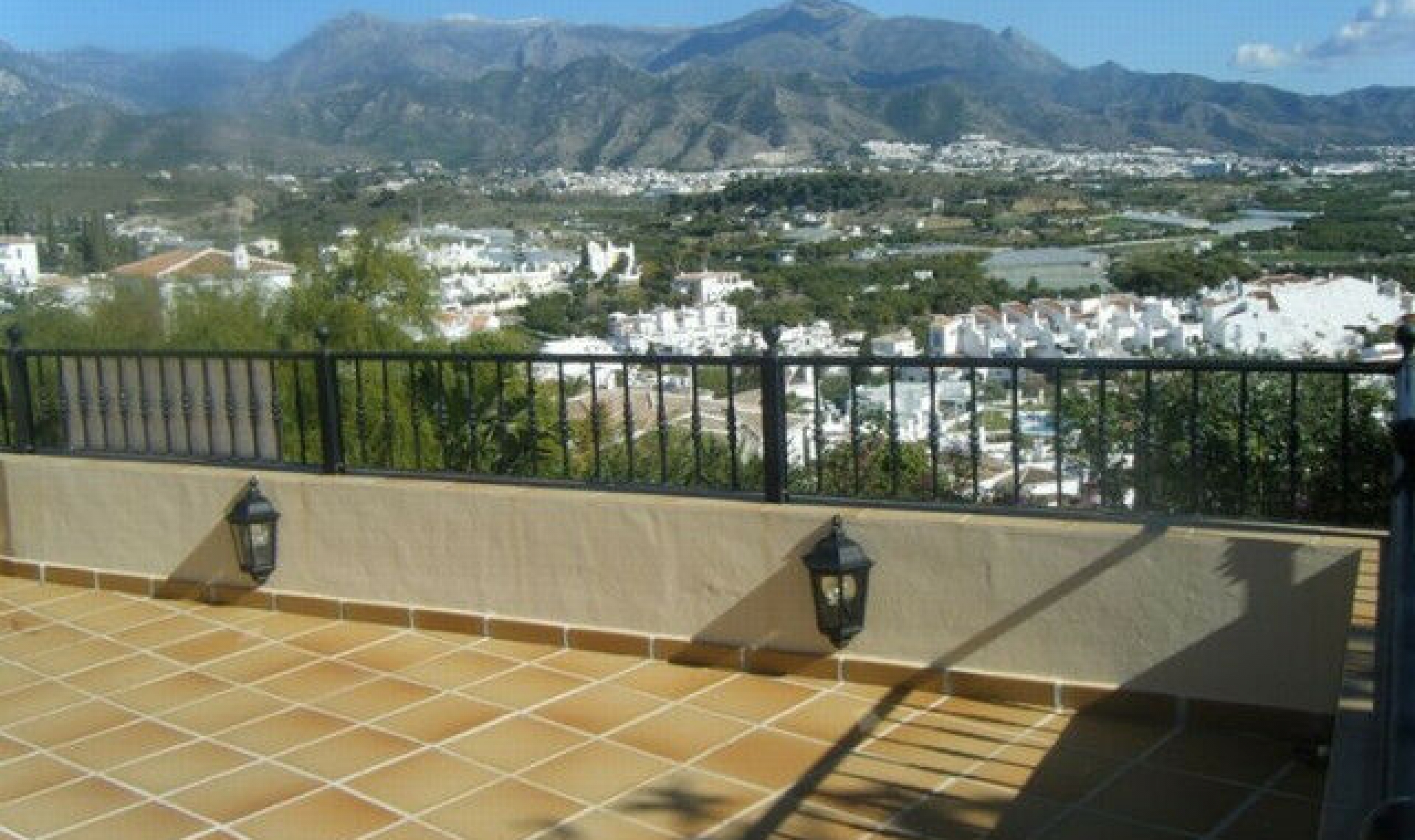 Resale - House -
Nerja