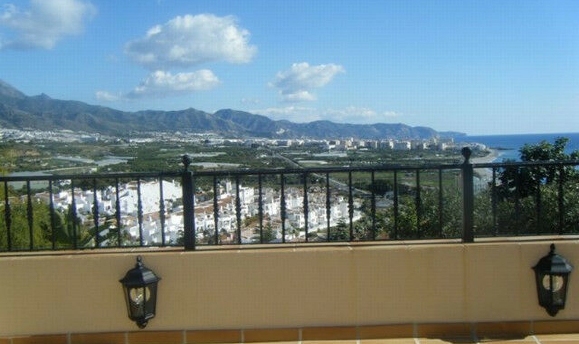 Resale - House -
Nerja