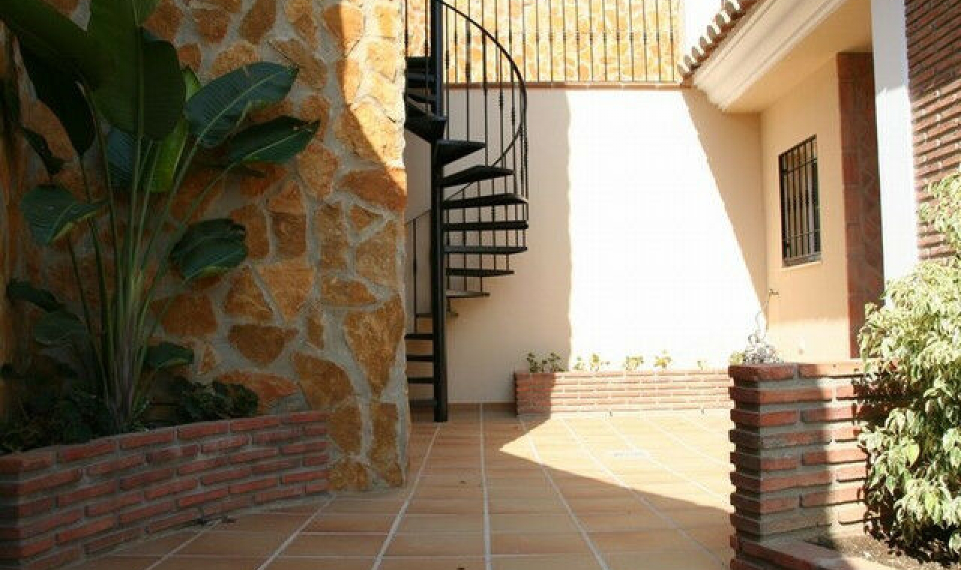 Resale - House -
Nerja