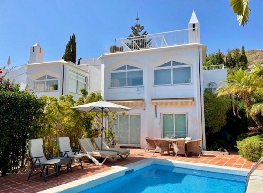 Resale - House -
Nerja