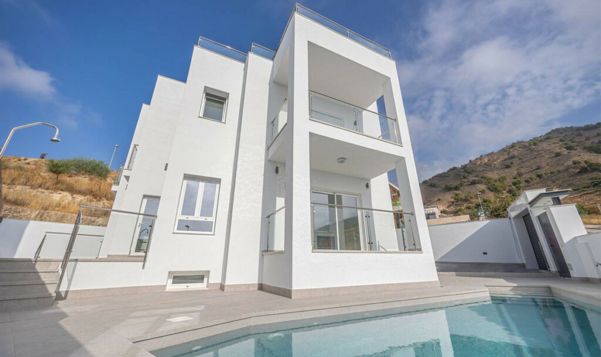 Resale - House -
Nerja