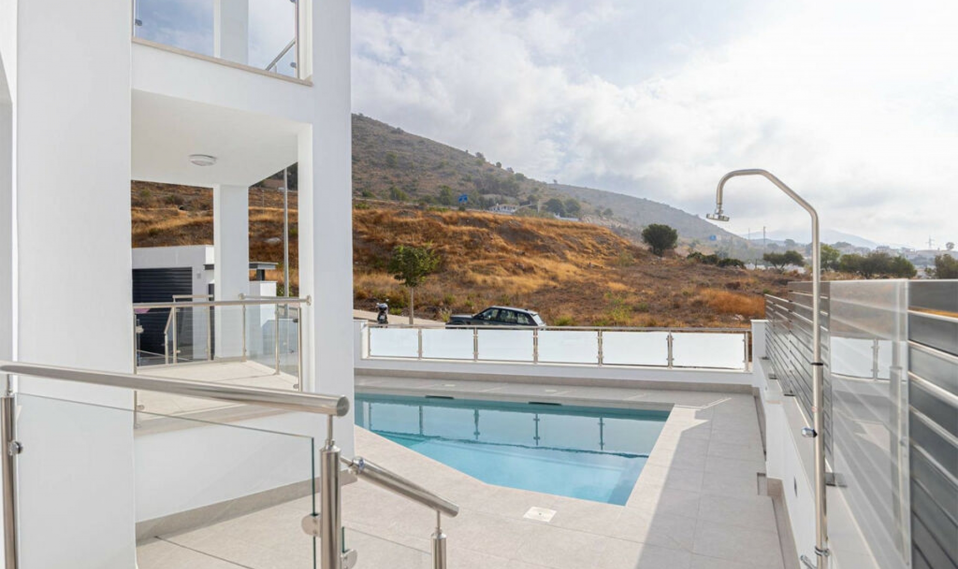 Resale - House -
Nerja