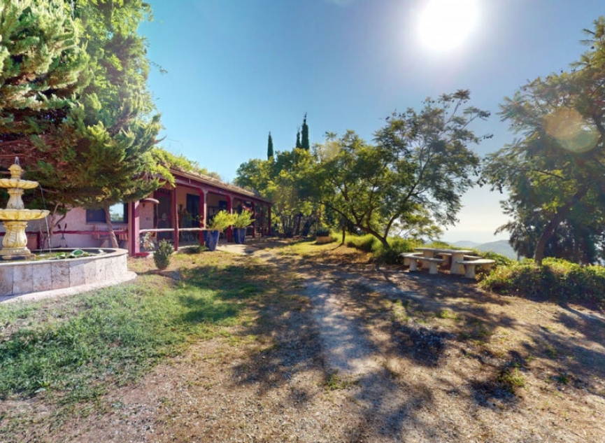 Resale - House -
Nerja