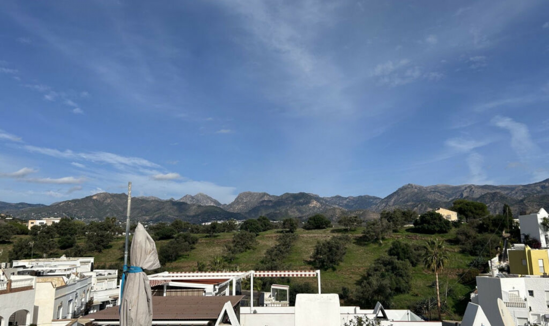 Resale - House -
Nerja