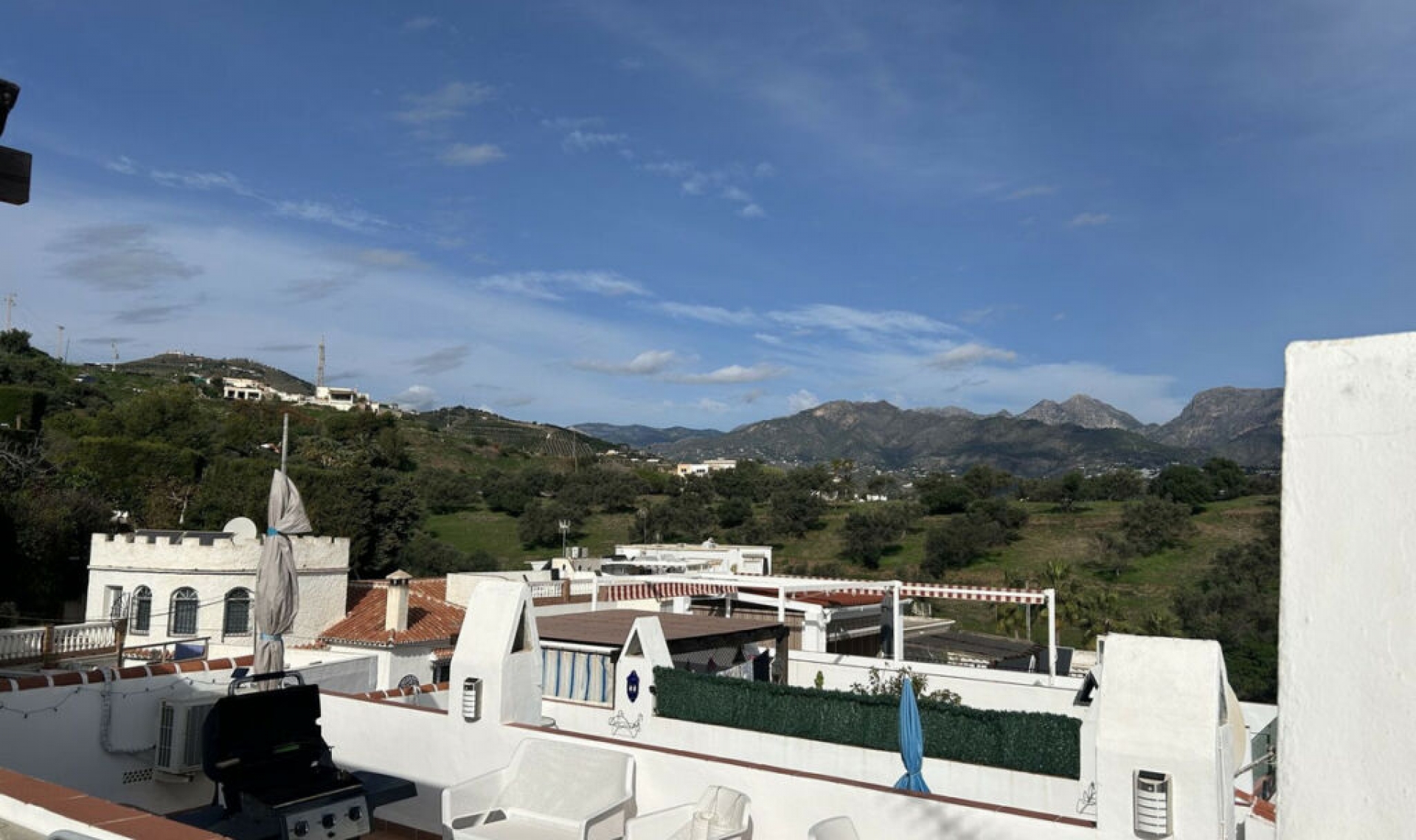 Resale - House -
Nerja