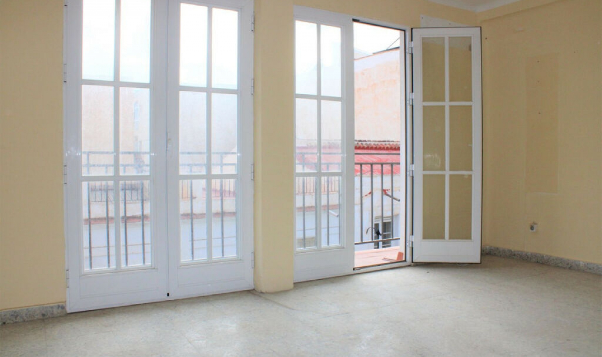 Resale - House -
Nerja