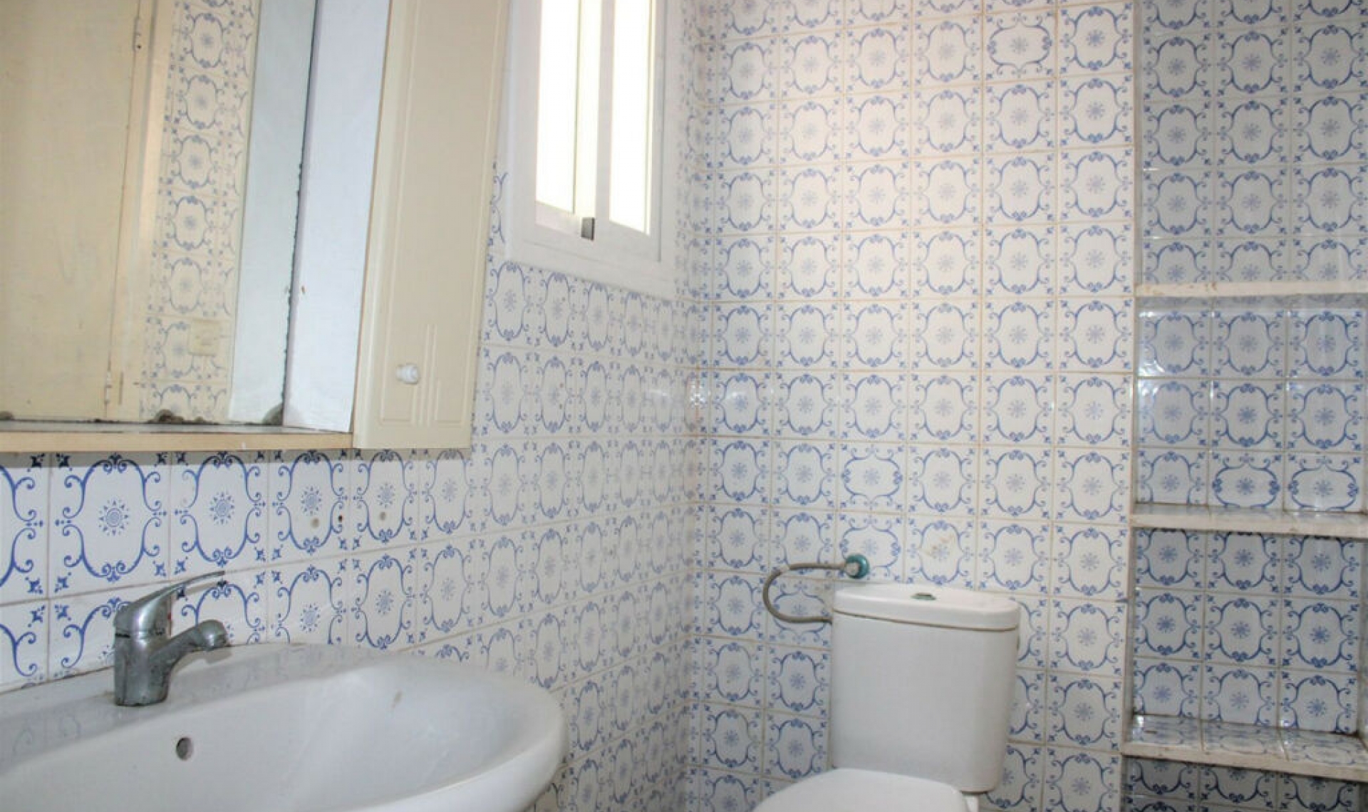 Resale - House -
Nerja