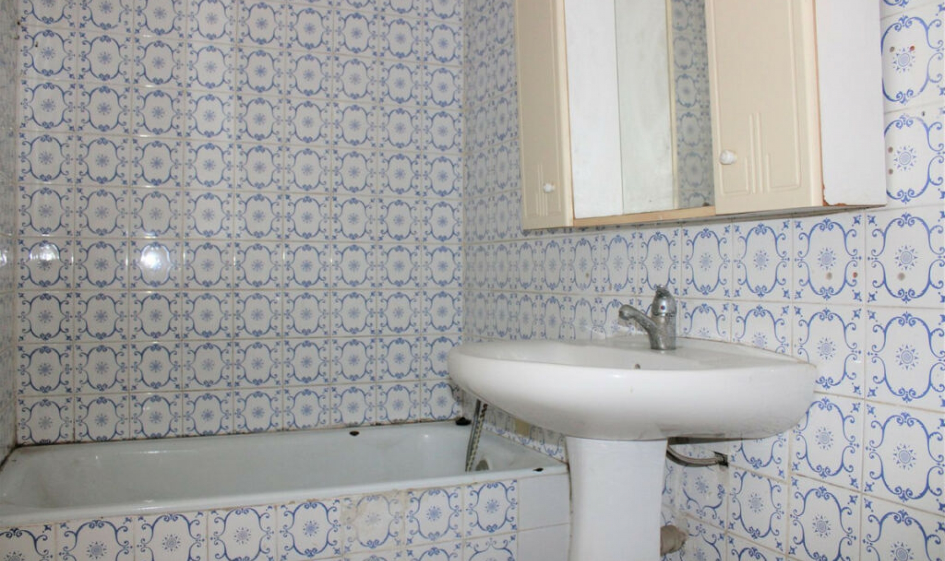 Resale - House -
Nerja
