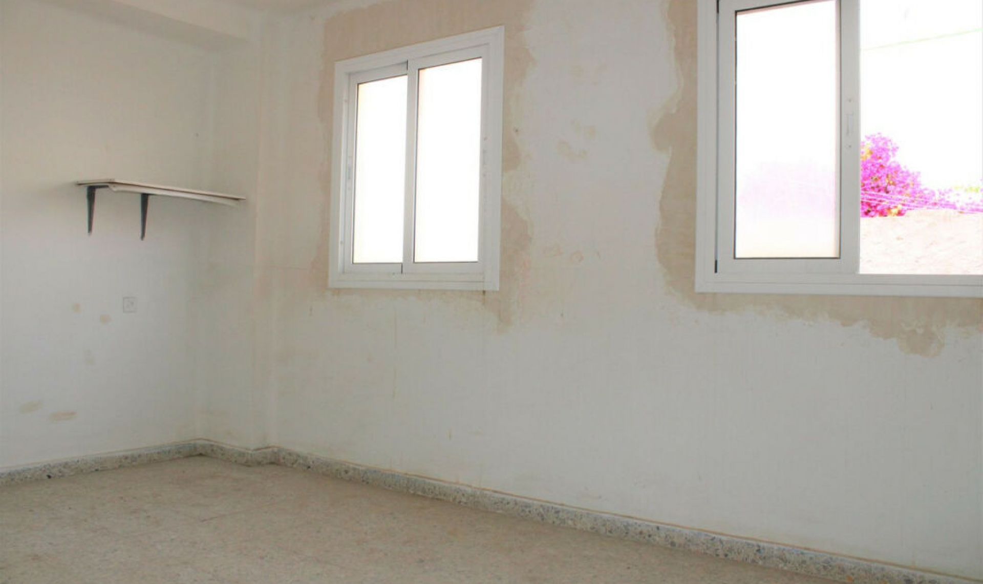 Resale - House -
Nerja