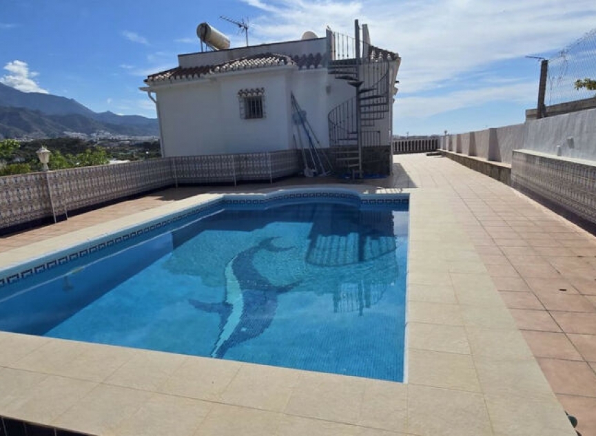Resale - House -
Nerja