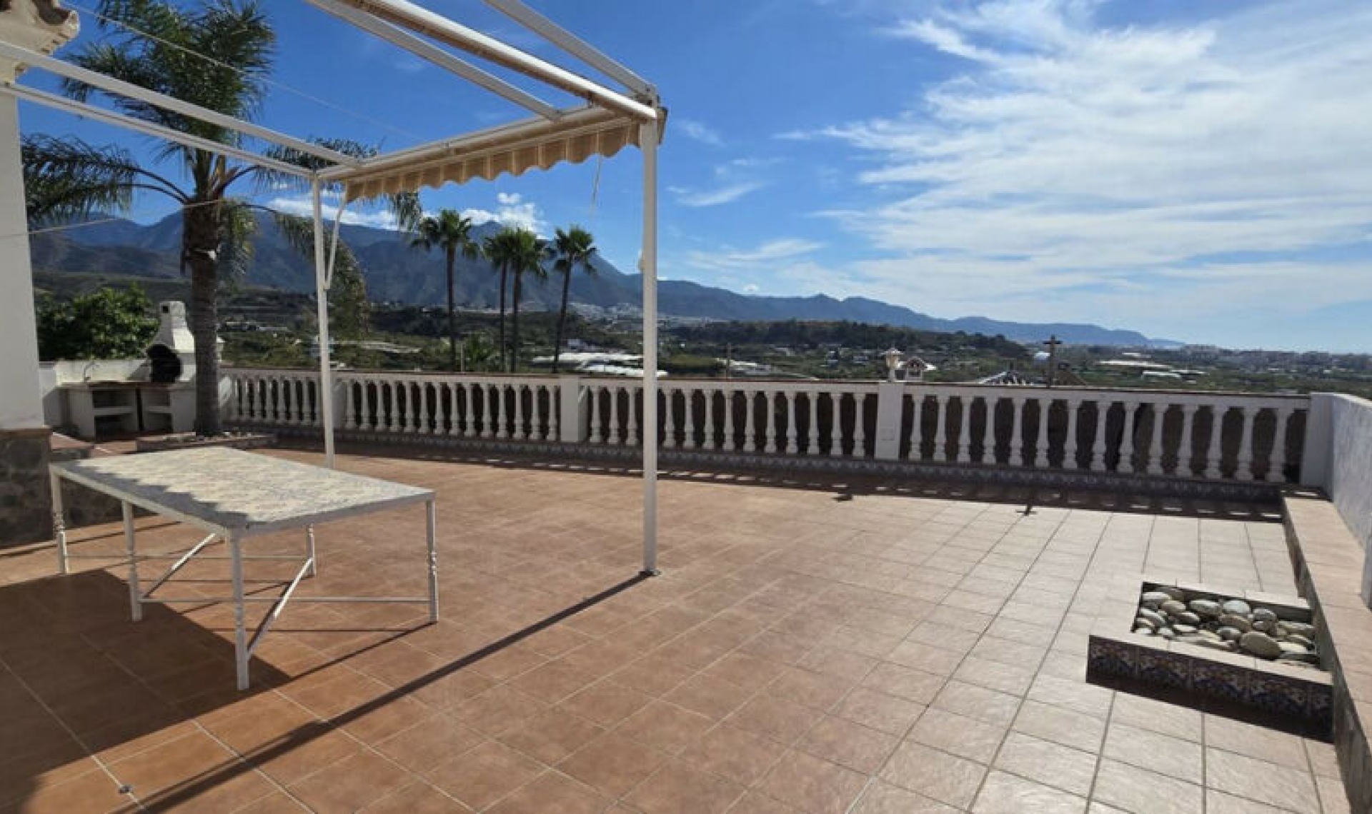 Resale - House -
Nerja