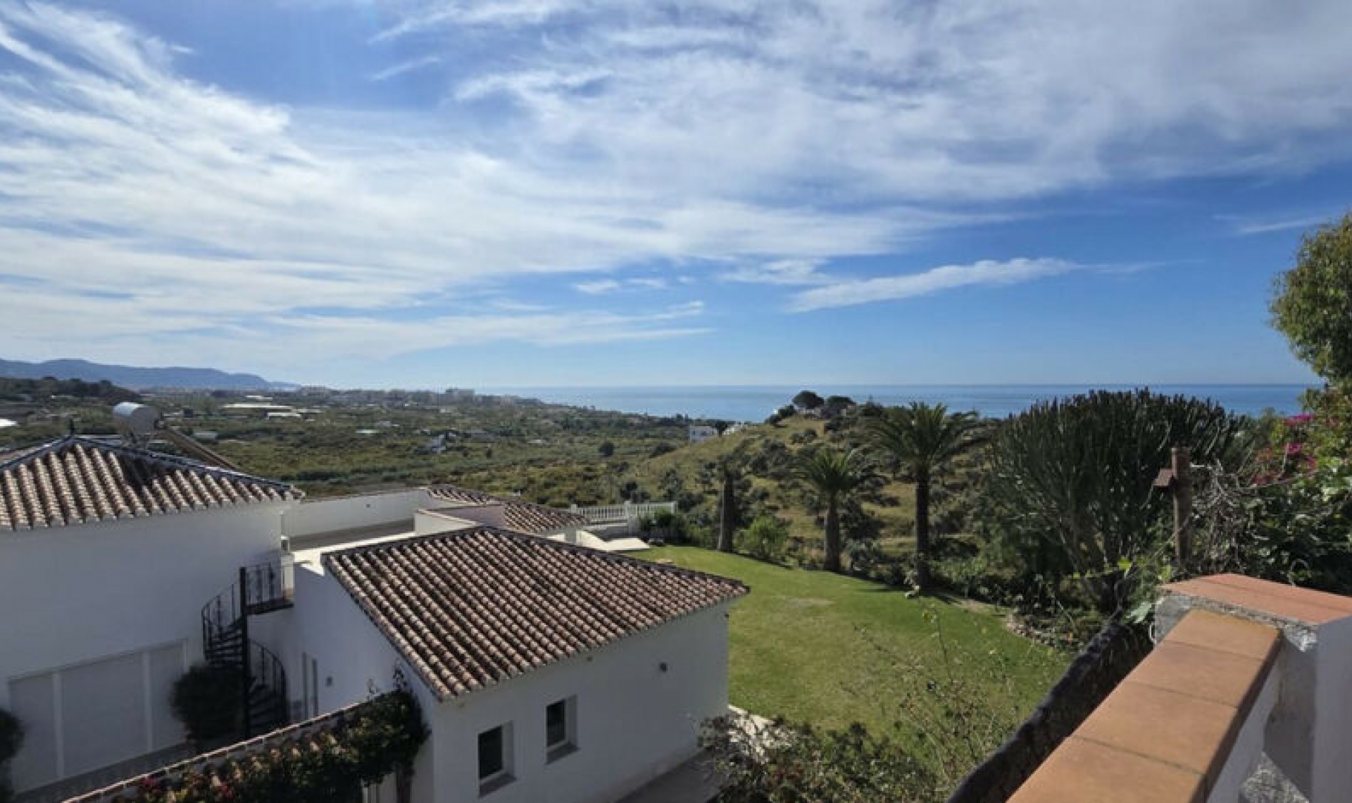 Resale - House -
Nerja