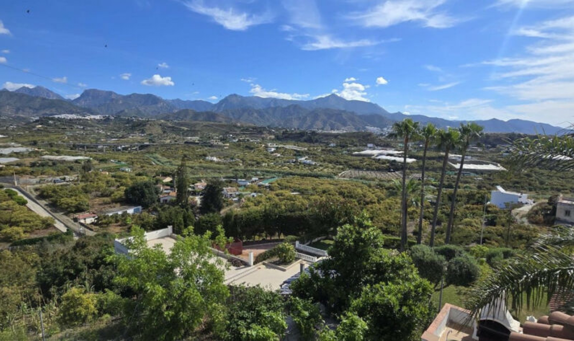 Resale - House -
Nerja