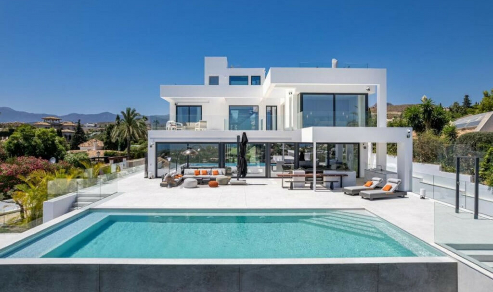 Resale - House -
New Golden Mile