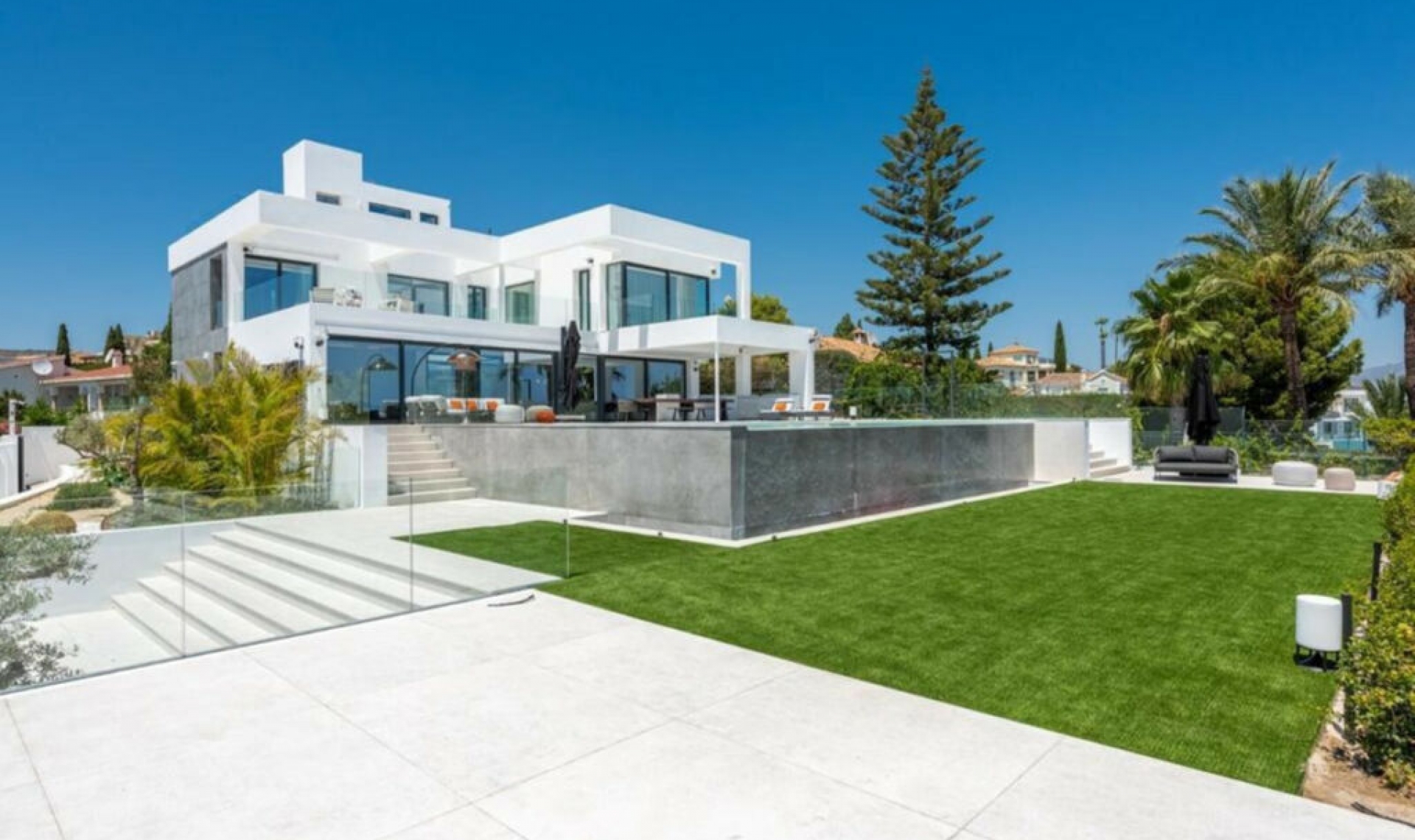 Resale - House -
New Golden Mile