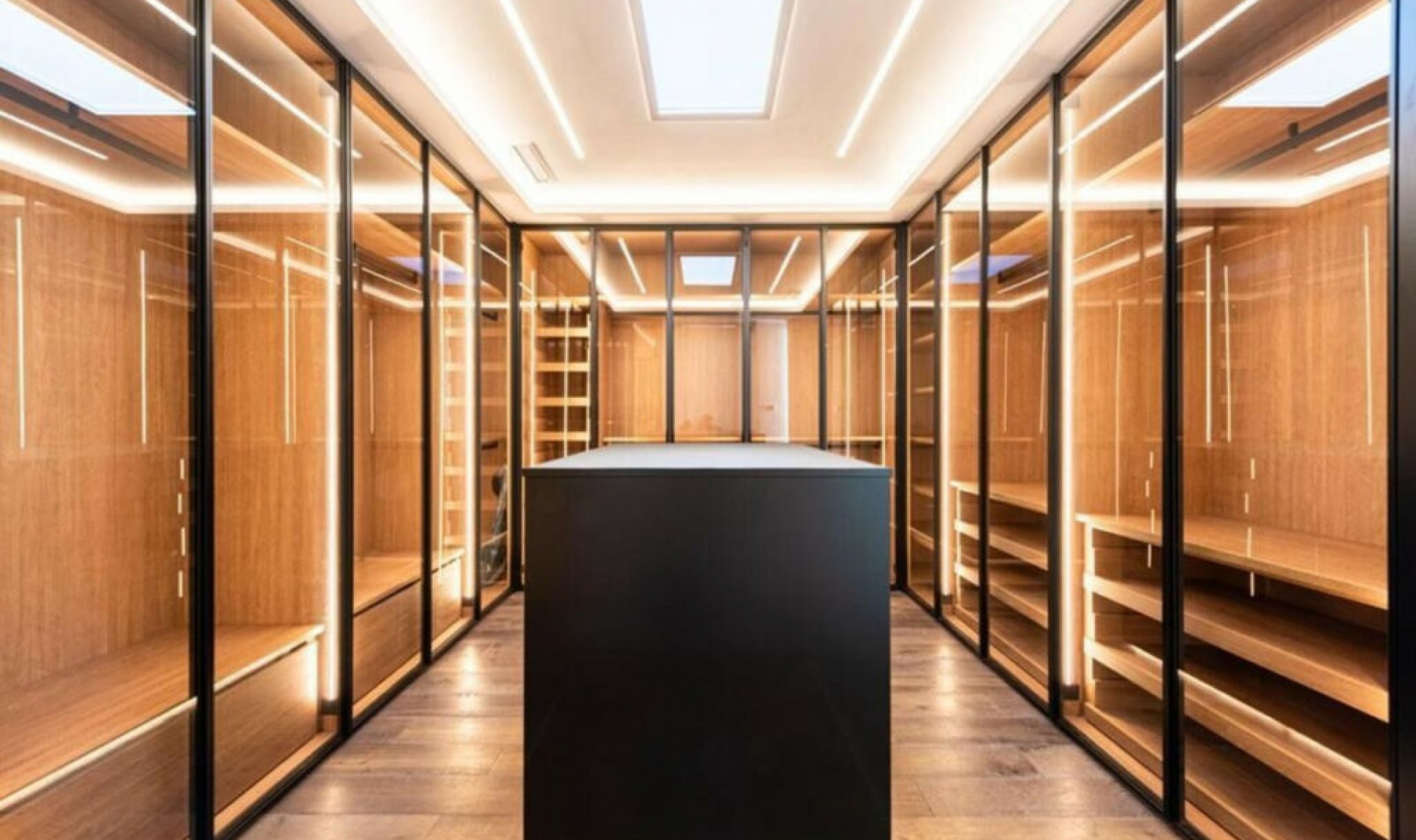 Resale - House -
New Golden Mile