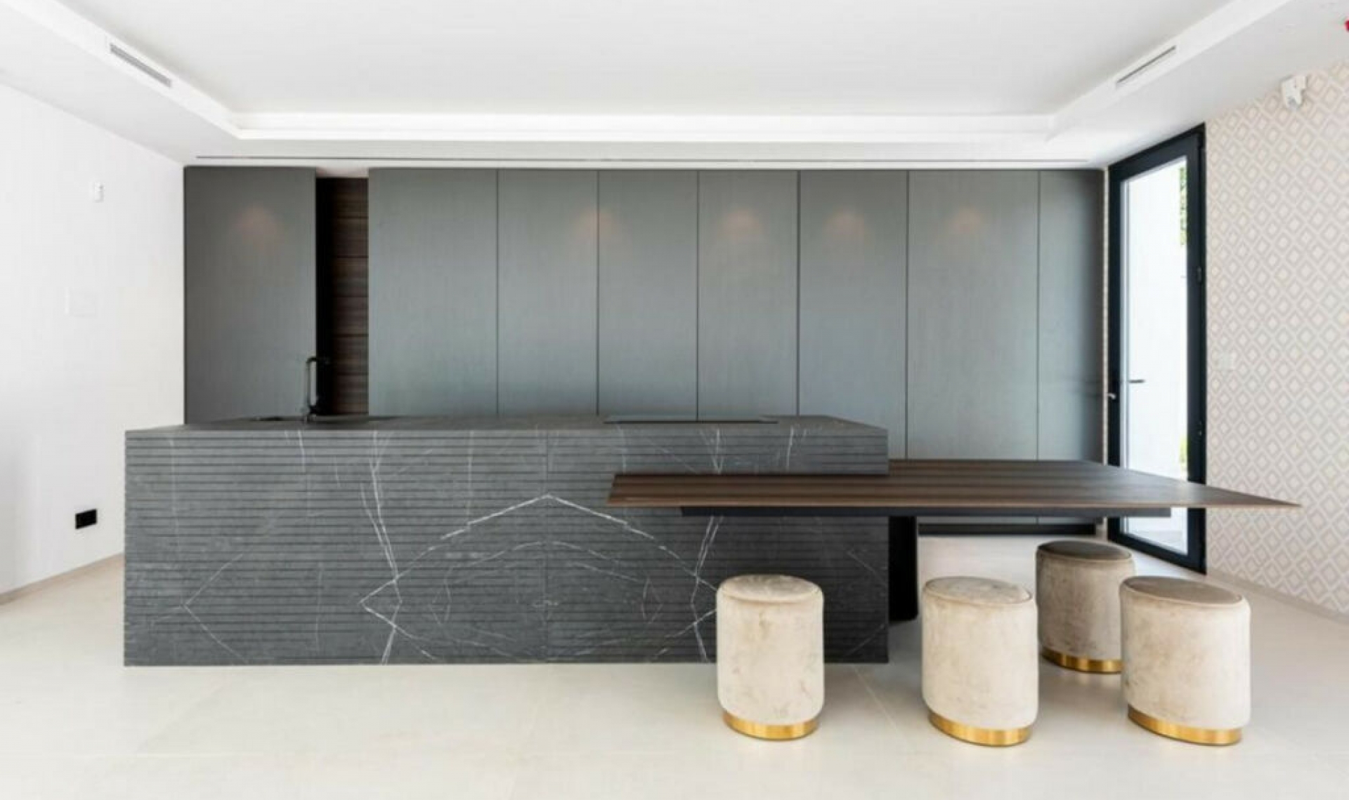 Resale - House -
New Golden Mile