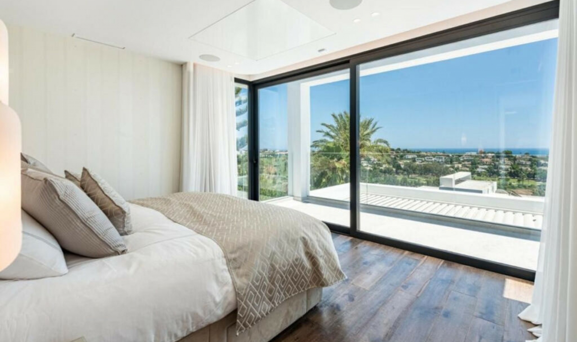 Resale - House -
New Golden Mile