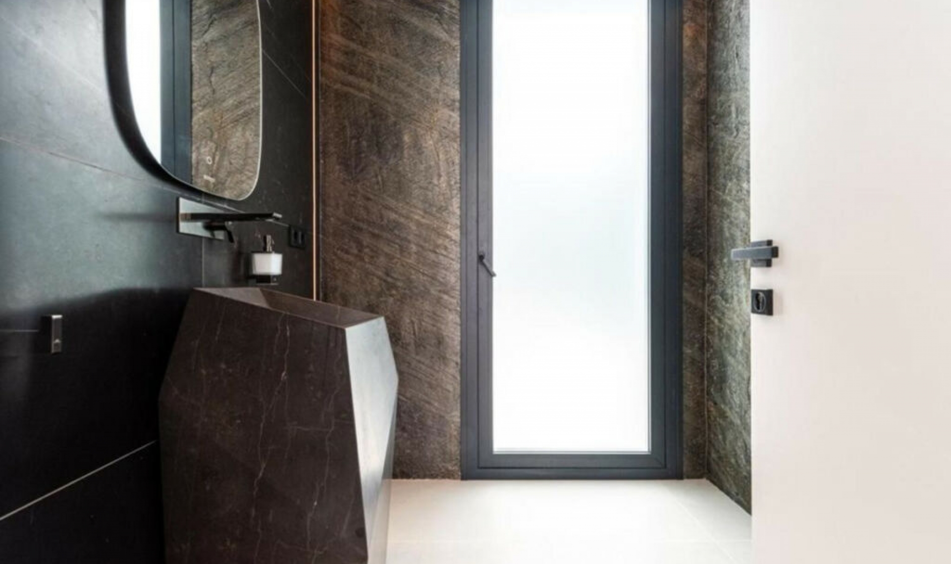 Resale - House -
New Golden Mile