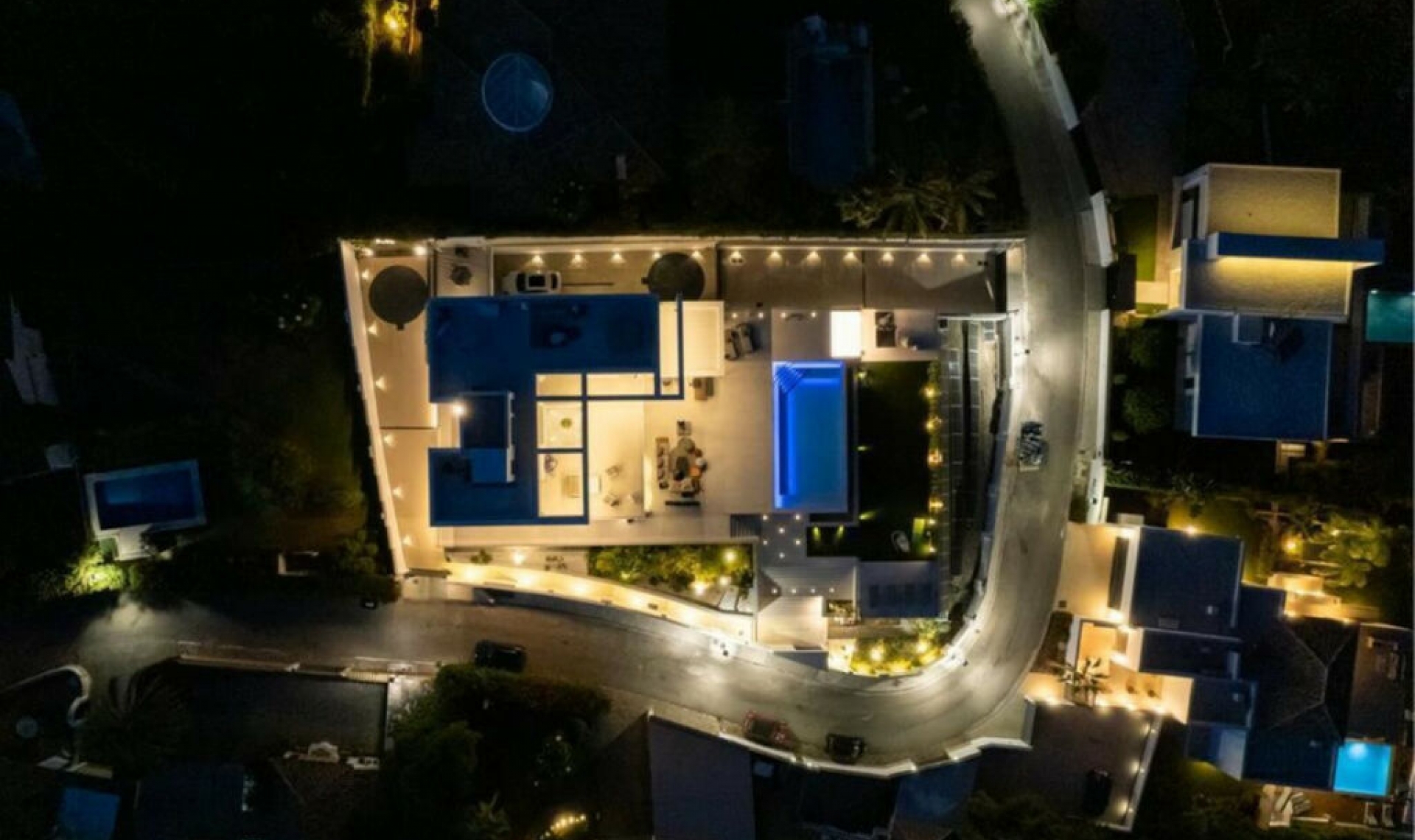 Resale - House -
New Golden Mile