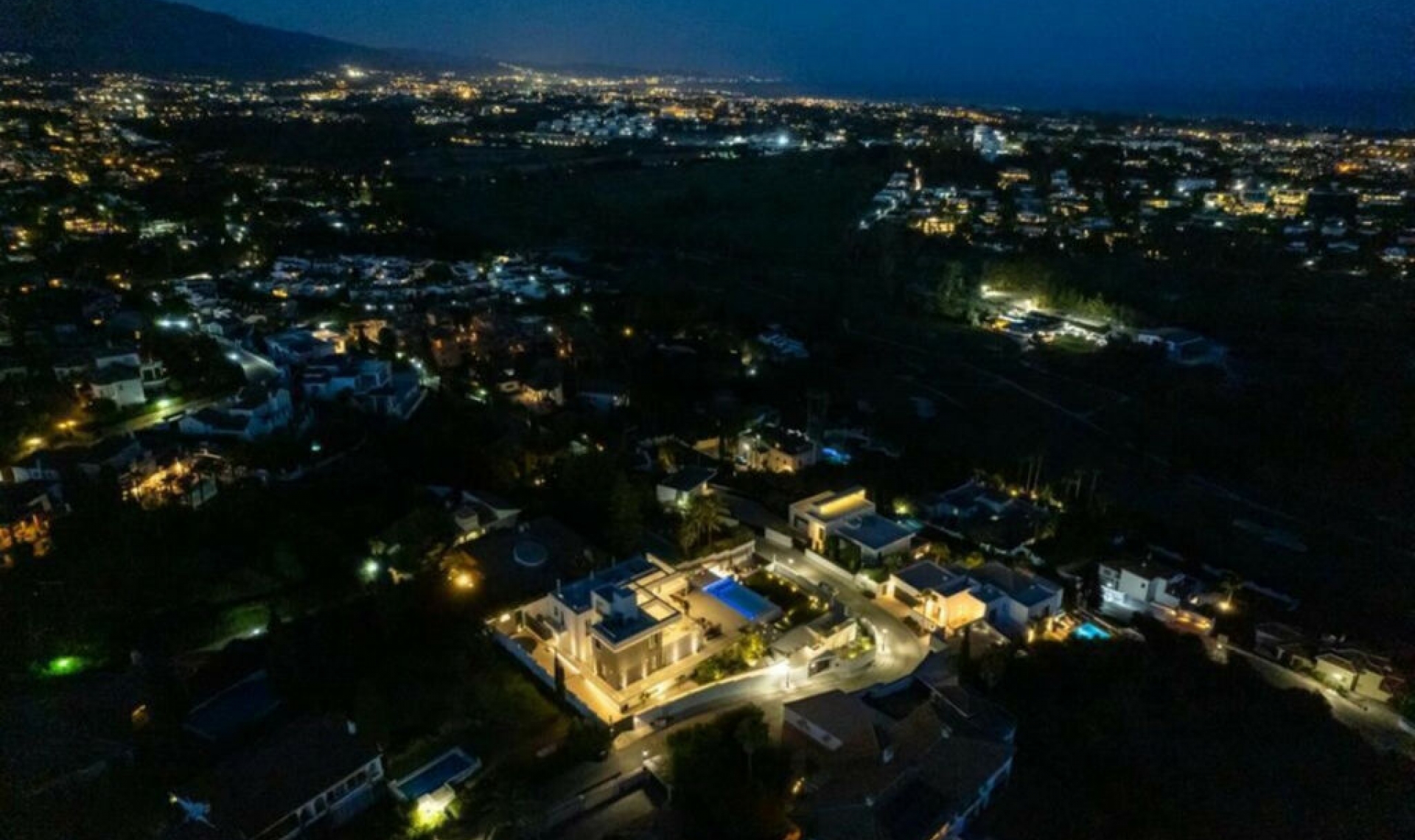 Resale - House -
New Golden Mile