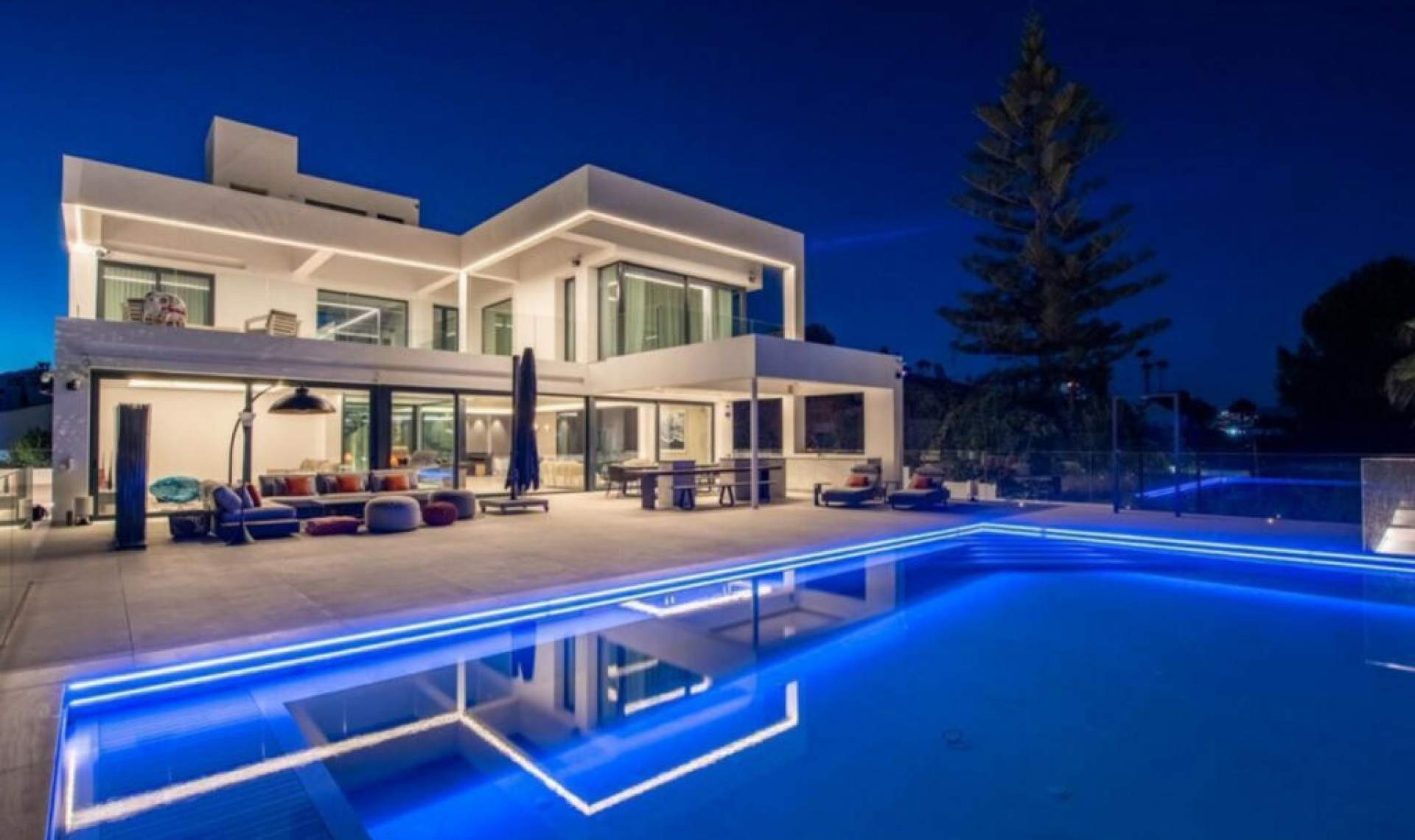 Resale - House -
New Golden Mile