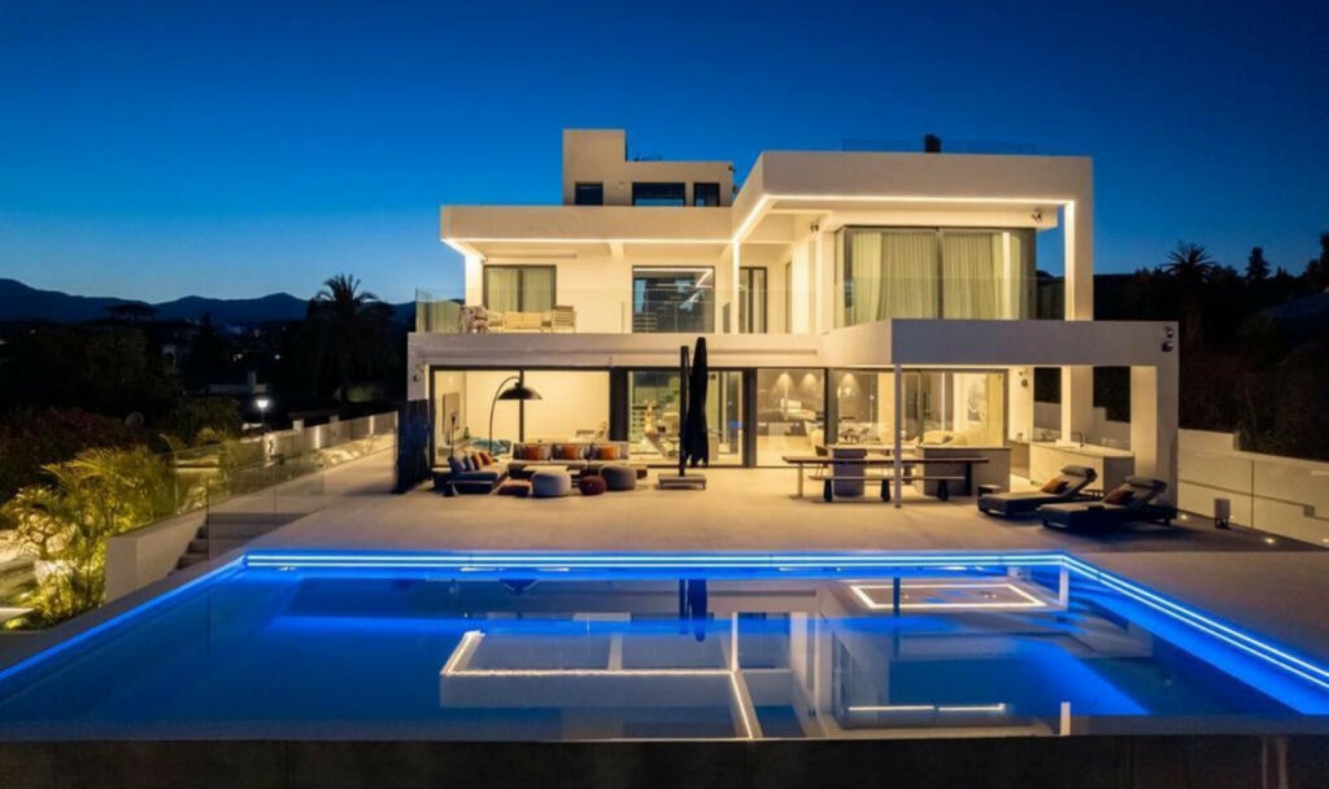 Resale - House -
New Golden Mile